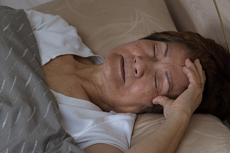 人睡三觉，命比纸薄！32万人研究：睡超过8小时，死亡风险上升（组图） - 4