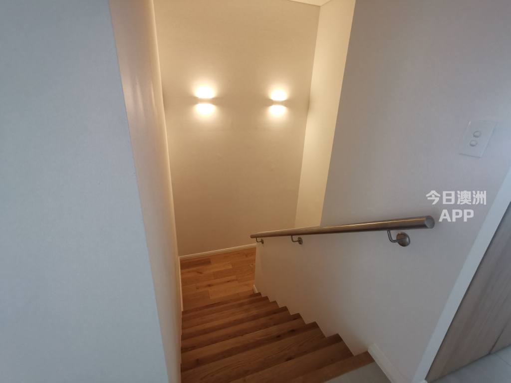 今日悉尼Wolli Creek 复式两房两卫招租 超大面积采光好 640包家具 Wolli Creek 复式两房两卫招租 超大面积采光好 640包家具