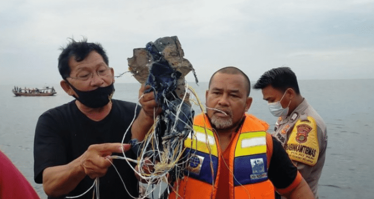 印尼一架载62人客机坠毁