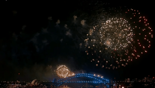 悉尼跨年烟花秀如期举行！绚烂烟花点亮夜空，规模创历史之最（视频/组图）