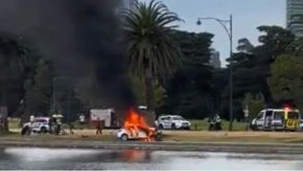 3人受伤送医，墨尔本内南区被盗车撞树后起火（视频/组图） - 2