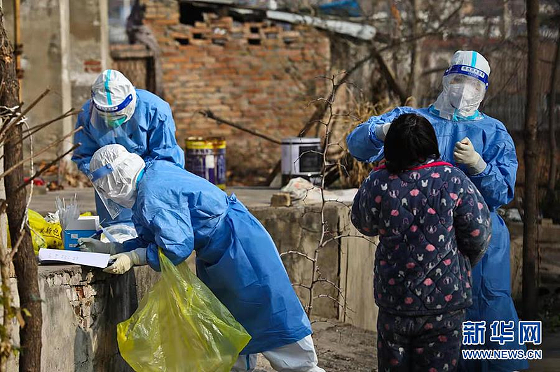 为彻底阻断疫情传播，陕西省人民医院日前派出20名医护人员，深入农村直接上门为民众进行核酸检测。 （取自新华网）