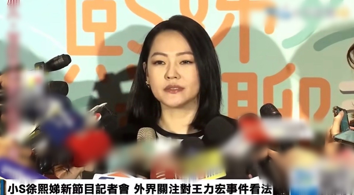 周杰伦晒全家福庆新年，6岁女儿长腿抢镜，小儿子表情酷帅像爸爸