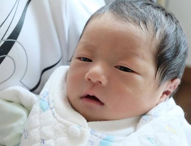 香港著名靓模宣布平安产女，宝宝拥有大双眼皮颜值高（组图） - 3