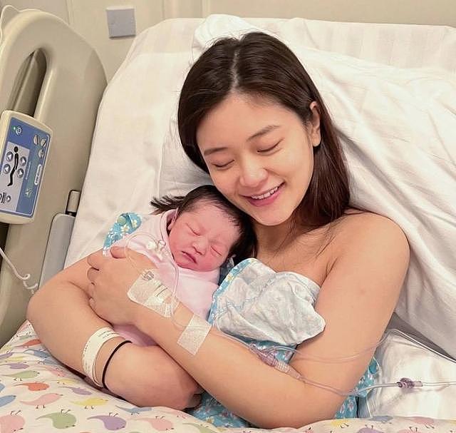 香港著名靓模宣布平安产女，宝宝拥有大双眼皮颜值高（组图） - 1