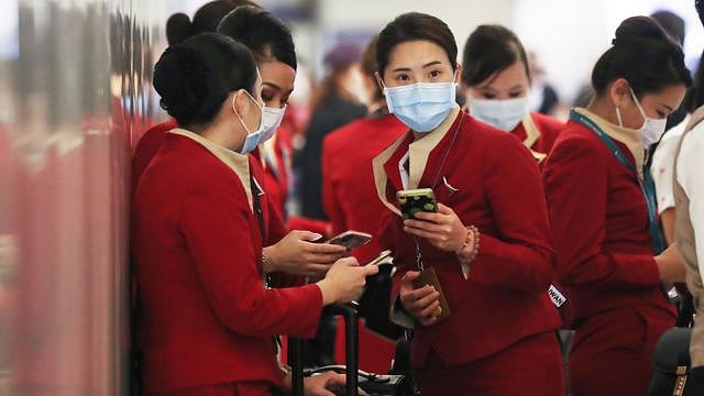美国洛杉矶国际机场一群刚从香港抵达的国泰航空空服员在交谈（28/2/2020）