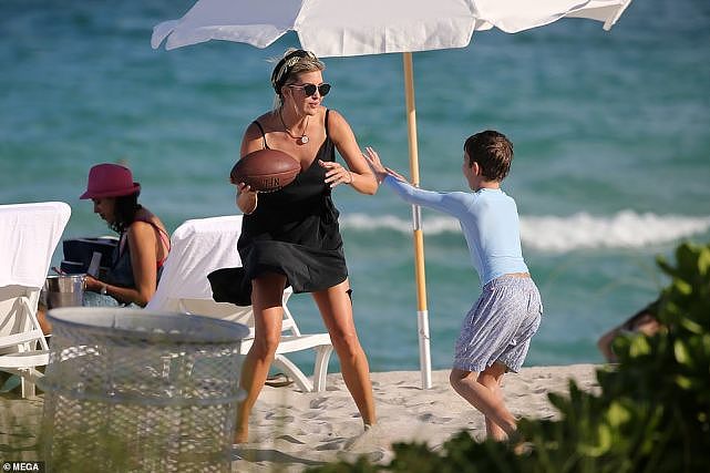 40岁伊万卡带儿子到海滩玩球，挺拔身姿耀眼，笑出八颗牙很甜美