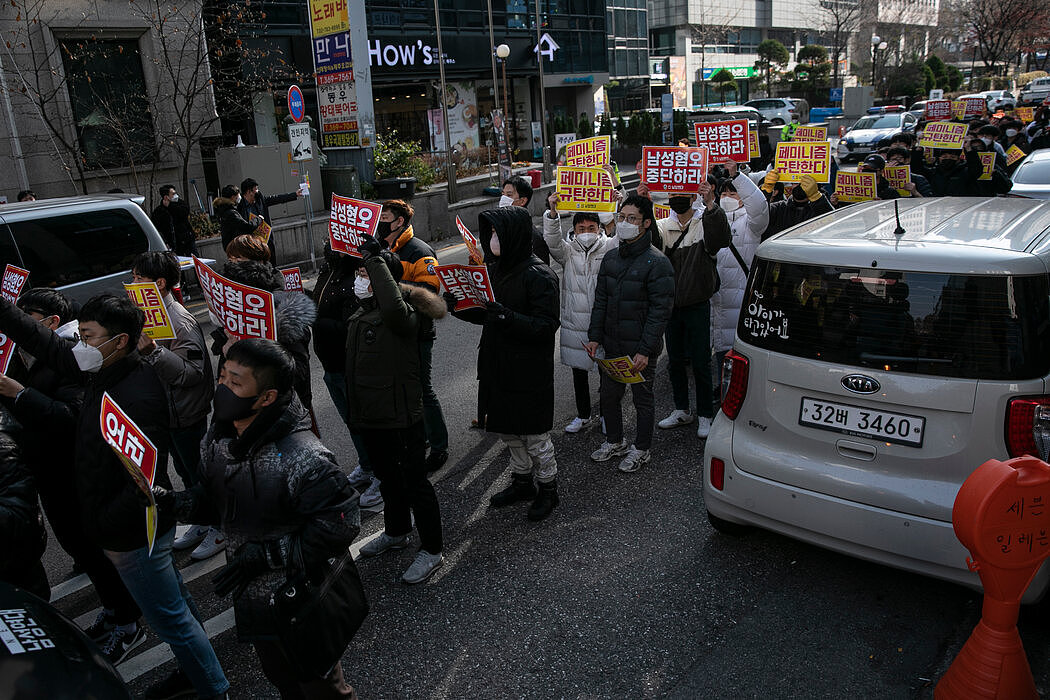 反女权主义者在首尔的一场集会上大喊“停止憎恨男人！”许多年轻韩国男性认为，是男性而非女性受到了威胁和边缘化。