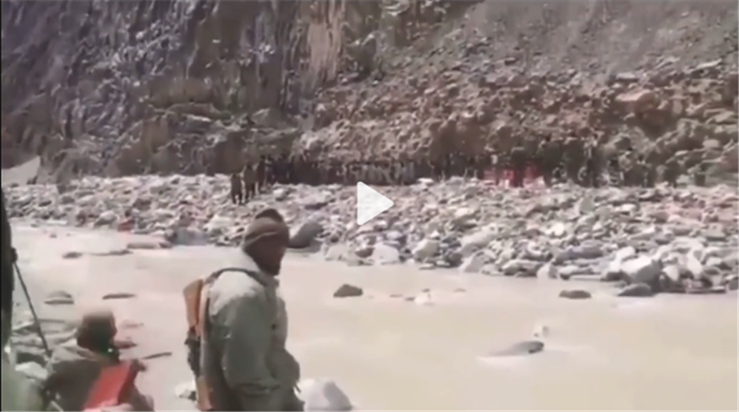 中印加勒万河谷对峙新画面曝光，从画面来看，此视频是印军视角所摄，河流对面是解放军士兵。（微博@衝鋒号角）
