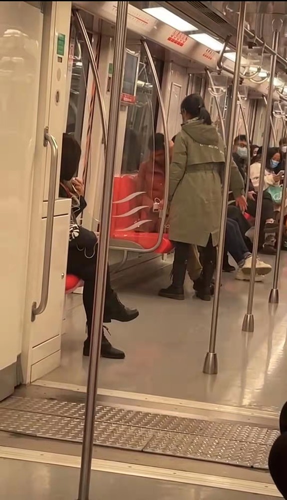 南京一女子地铁车厢遭猥亵连续掌掴男子 警方：男子涉猥亵已被行拘（视频/图） - 2