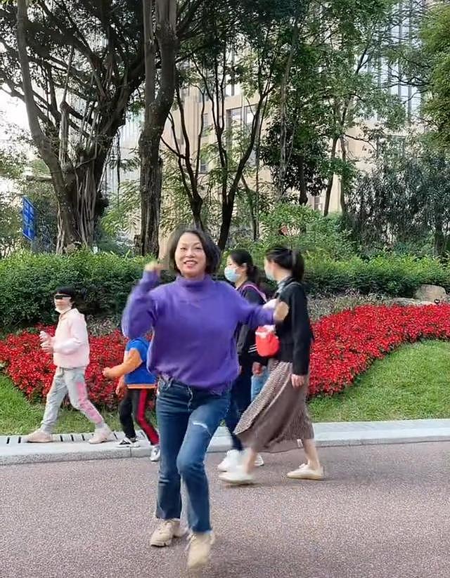 “建宁公主”刘玉翠55岁就退休，在小区马路直接跳广场舞，惹路人频频围观（组图） - 2