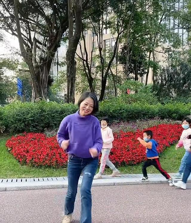 “建宁公主”刘玉翠55岁就退休，在小区马路直接跳广场舞，惹路人频频围观（组图） - 3