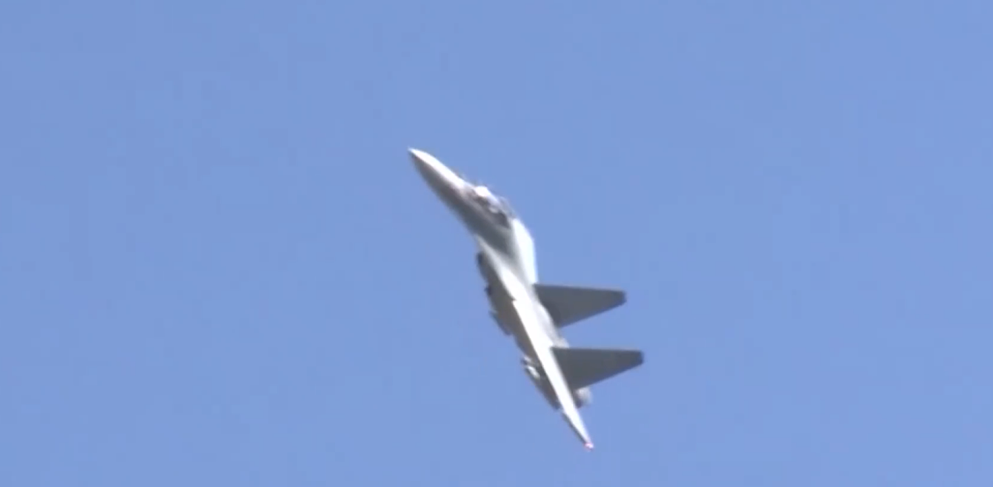 解放军歼-16战机飞行画面。（微博@迷彩虎）