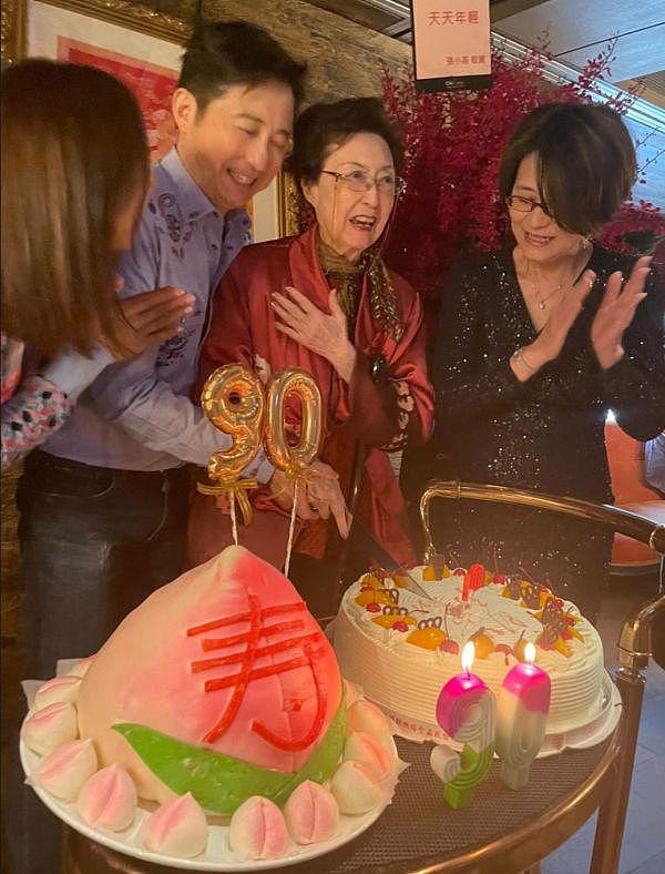 庾澄庆包下5星级酒店给90岁母亲庆生，婆婆张正芬和儿媳首同框（组图） - 4
