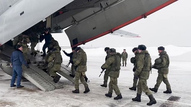 俄罗斯国防部新闻处消息显示，俄罗斯军人在莫斯科郊外的一个机场登上一架前往哈萨克斯坦的军用飞机