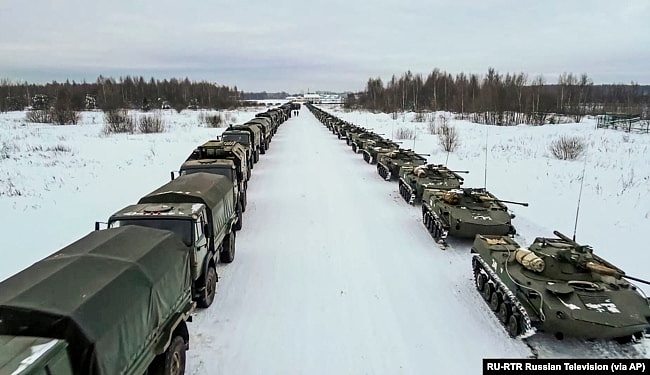 俄罗斯一处空军基地排队等候运上军机前往哈萨克斯坦的俄军军车。（2022年1月7日）