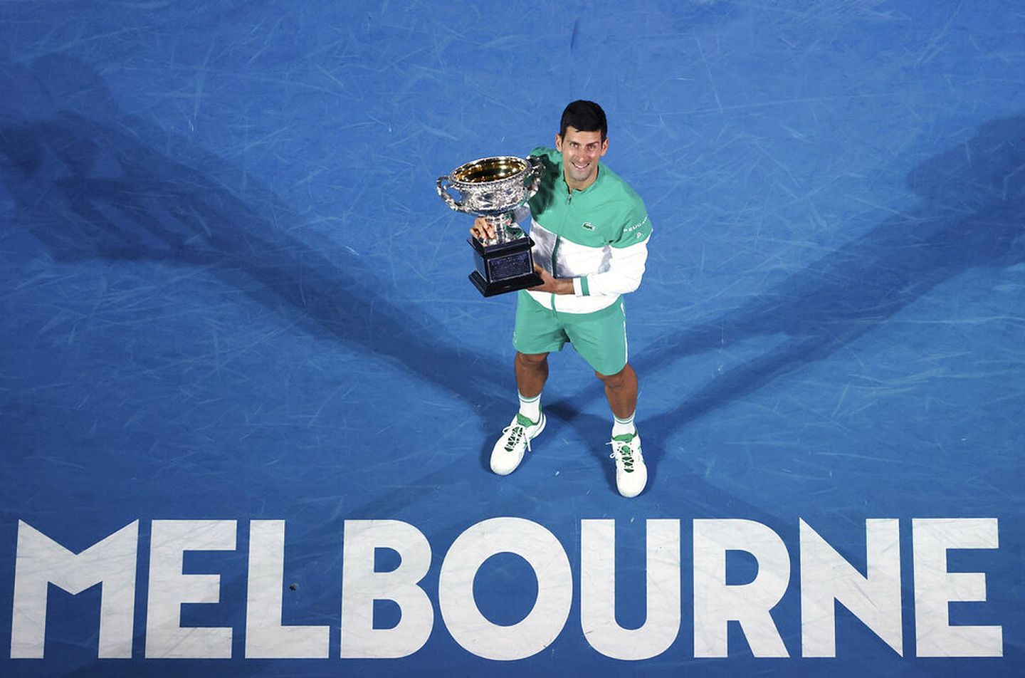 图为乔科维奇2021年2月在澳大利亚网球公开赛赢得男单冠军（AP）