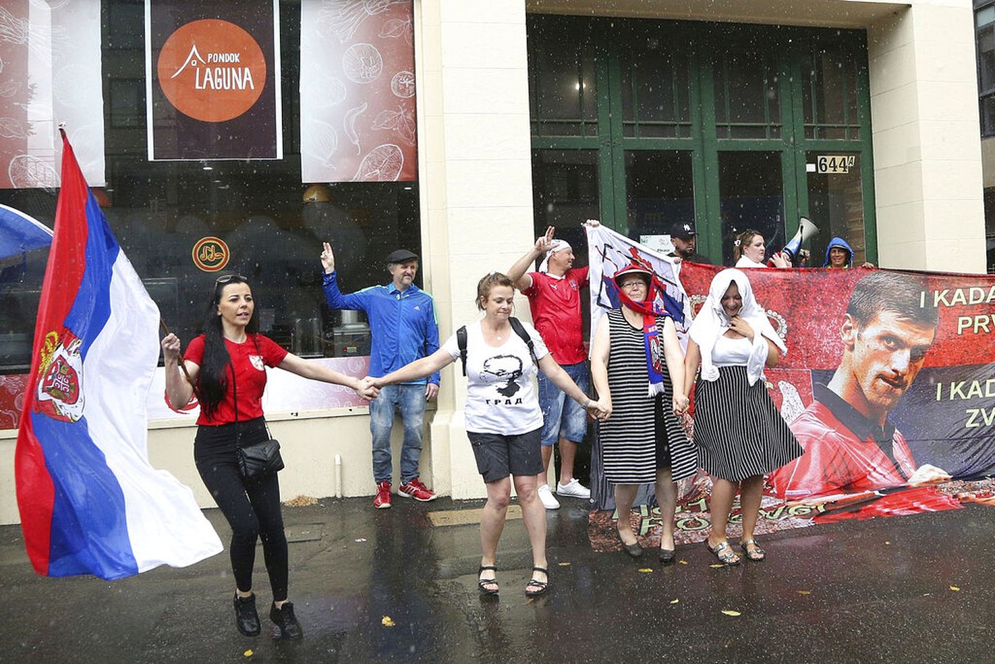 乔科维奇：图为1月7日，示威者暴雨在澳大利亚墨尔本一间酒店附近聚集，声援“网球一哥”、塞尔维亚运动员乔科维奇。（AP）