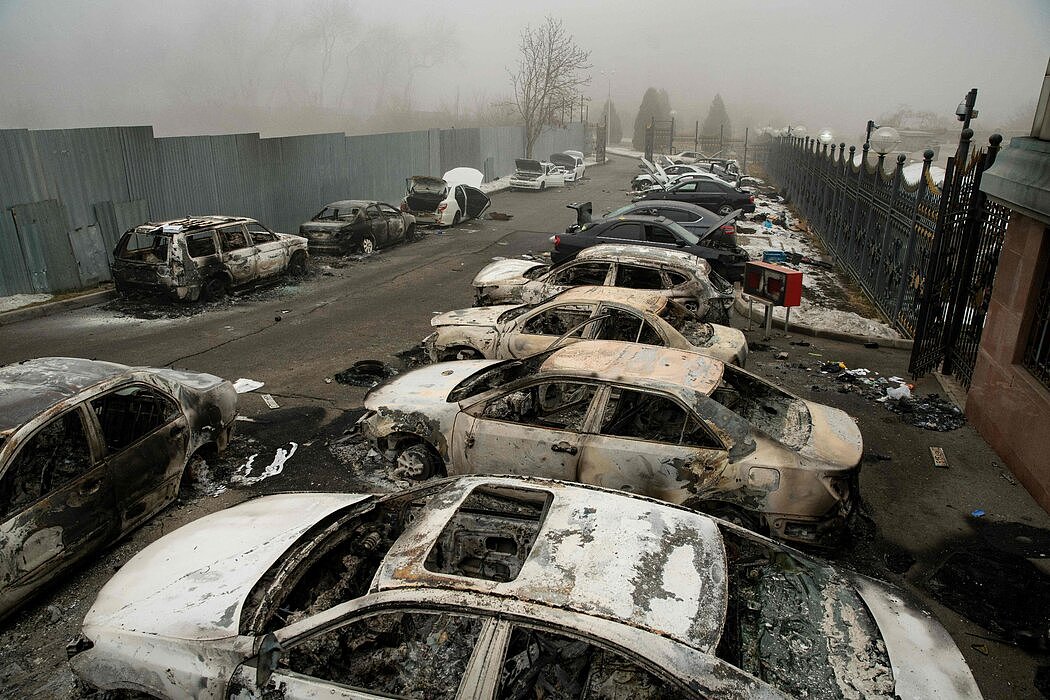 本周，阿拉木图一处停车场发生暴力事件，汽车被烧毁。