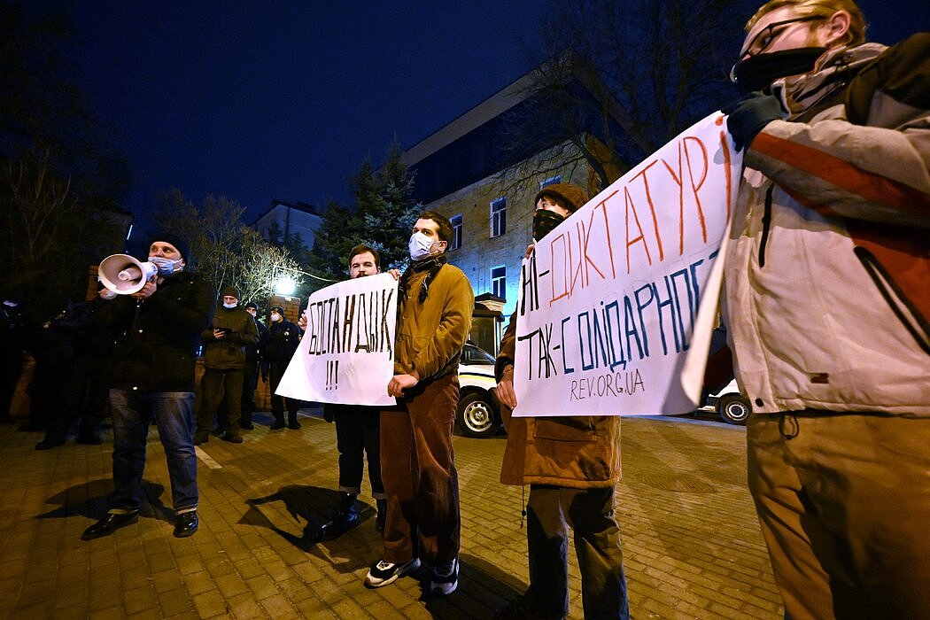 周四，人们在乌克兰基辅的哈萨克斯坦大使馆外抗议哈萨克政府。