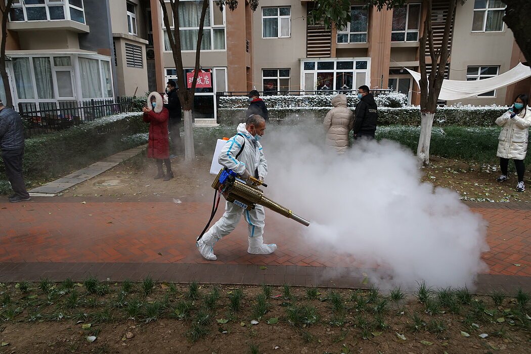 12月，一名工作人员在西安的一个封闭社区进行消毒。