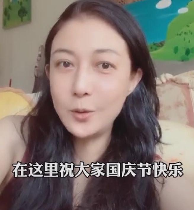 性感美女晒成龙合照，头发稀疏发际线抢镜，举止过于亲密，手放位置惹眼引热议（组图） - 9