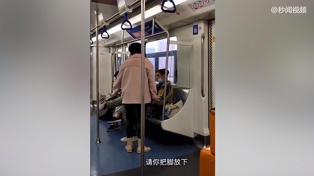 三个安全员都没招！深圳地铁一西人男子褪下口罩脚踩扶手，遭女子怒斥：中国不欢迎你（视频/组图） - 2