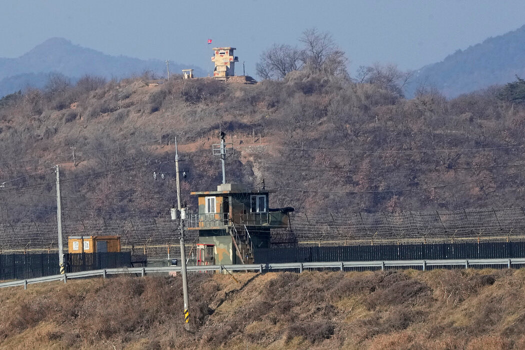 远处的朝鲜哨所在韩国哨所的视野之内。