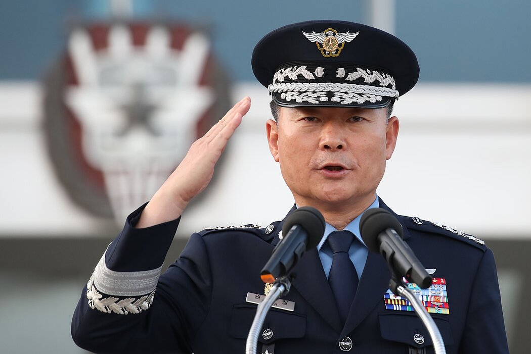 韩国联合参谋本部议长元仁哲上将周三为非军事区的安全失误道歉，这个失误让一名男子越过边境返回朝鲜。