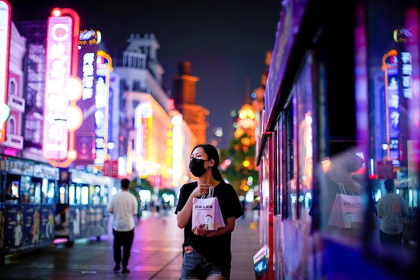 戴口罩的中国女子走在上海街道