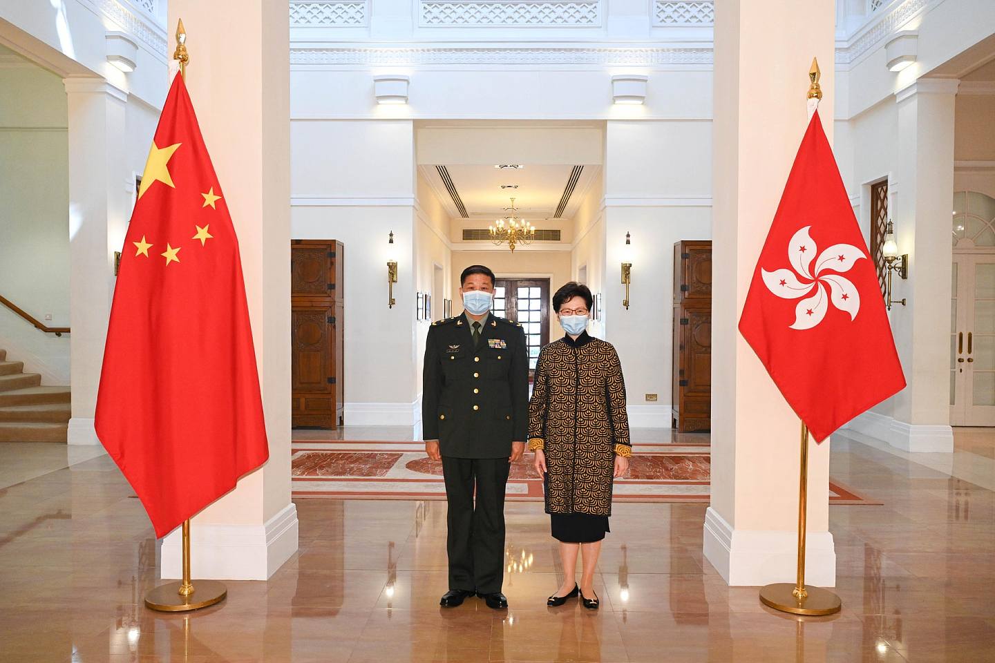 林郑月娥在礼宾府与解放军驻港部队司令员彭京堂少将会面。 （政府新闻处）