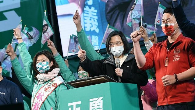台湾1月9日举办立委补选与罢免投票，绿营双双获得胜利。 左边为当选的林静仪，中间为台湾总统蔡英文，右边红色衣着为遭罢免的前立委陈柏惟。 （1月8日摄，民进党提供）