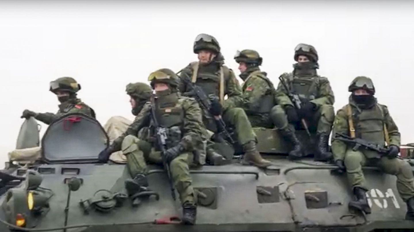 到1月6日，以俄罗斯精锐伞兵为前锋的“维和部队”终于抵达哈萨克斯坦。（美联社）