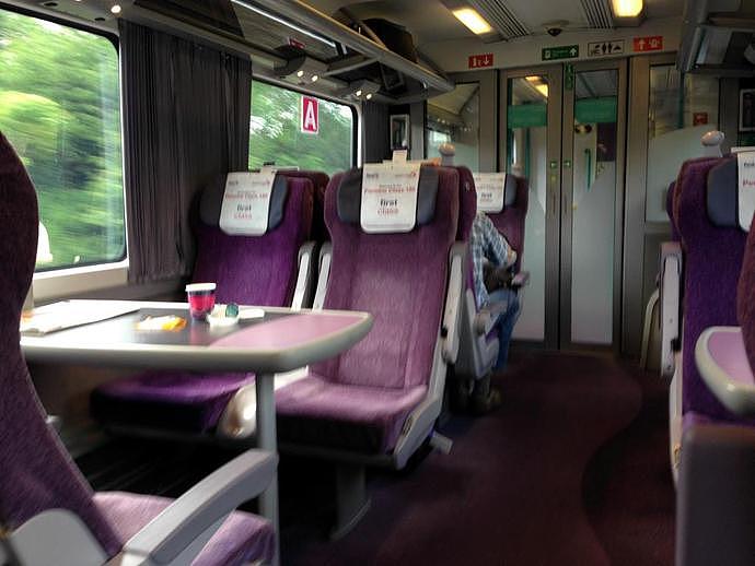 英国情侣火车上当着众人发生关系，对面女乘客：眼睛不知该往哪看（组图） - 3