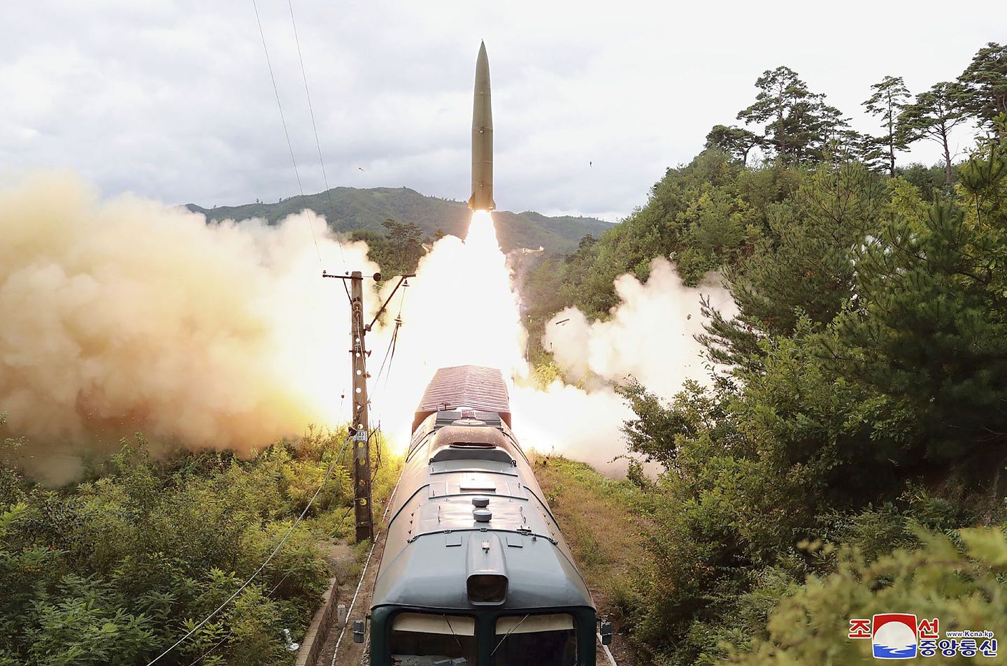 2021年9月15日，朝鲜提供的资料照片显示，朝鲜在未公开的地点从一列火车上发射了导弹。（朝中社）