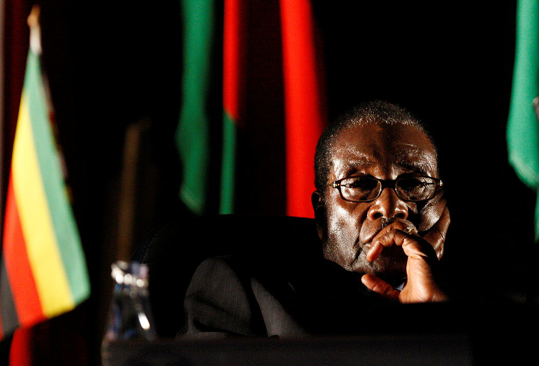 津巴布韦总统罗伯特·穆加贝在93岁那年被政变赶下台，当时他的身体状况明显已经每况愈下。
