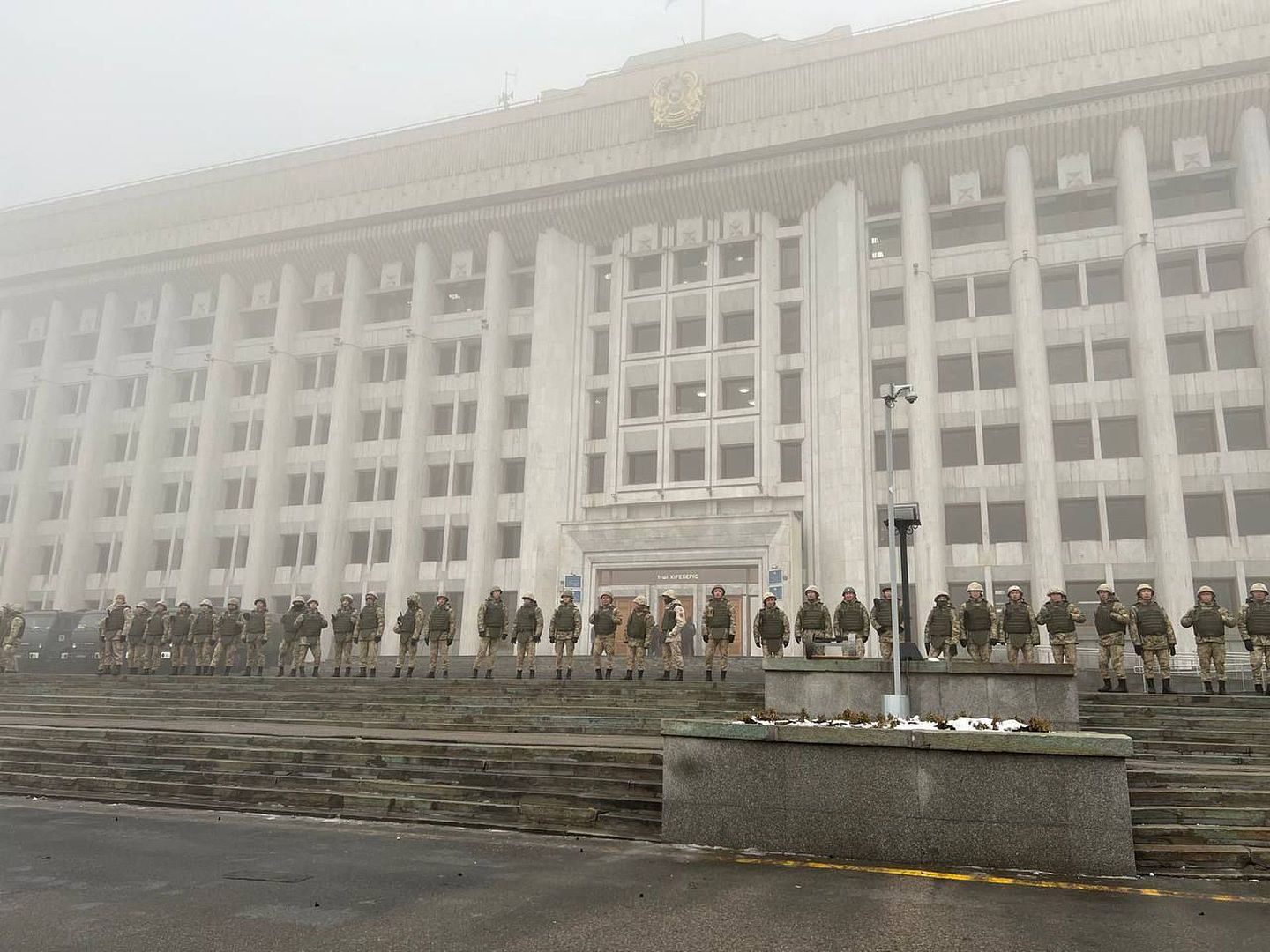 2022年1月5日清晨，哈萨克斯坦执法人员在阿拉木图市政府大楼附近实施戒严。（新华社）