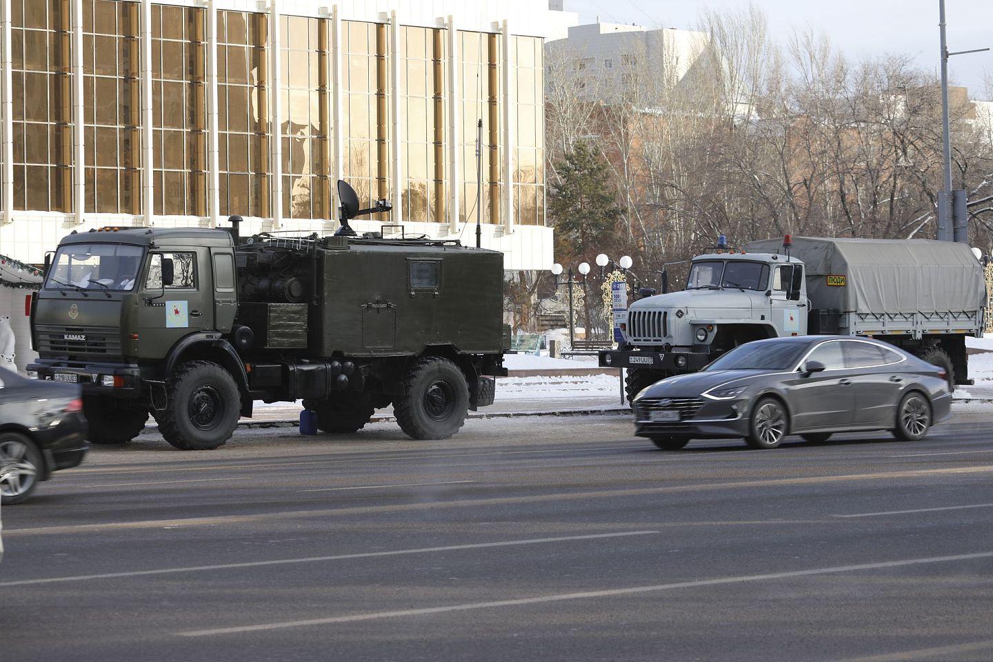 2022年1月6日，军用车辆在哈萨克斯坦首都努尔苏丹的主要街道执勤。（新华社）