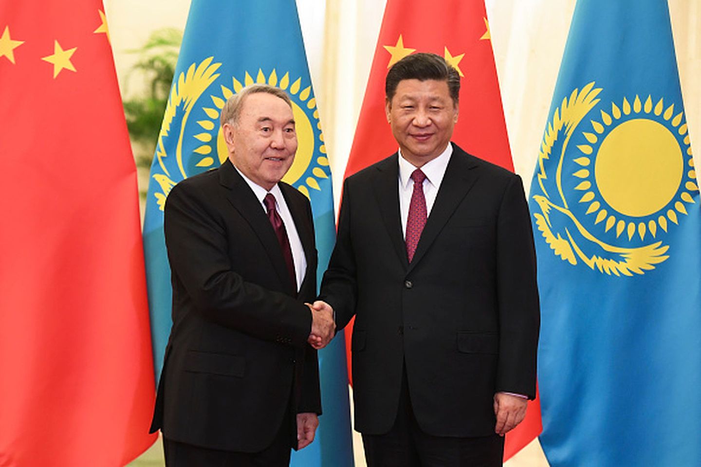 哈萨克斯坦近年来在对接一带一路战略上颇为积极，图为2019年4月28日，中国国家主席习近平（右）在人民大会堂会见到访的哈萨克斯坦“国父”，彼时刚刚卸任总统一职的纳扎尔巴耶夫（ Nursultan Nazarbayev，左）。（Getty ）