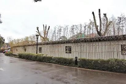 上海8500万别墅把小区景观圈进院，记者采访手被咬（组图） - 6