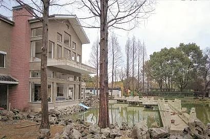 上海8500万别墅把小区景观圈进院，记者采访手被咬（组图） - 3