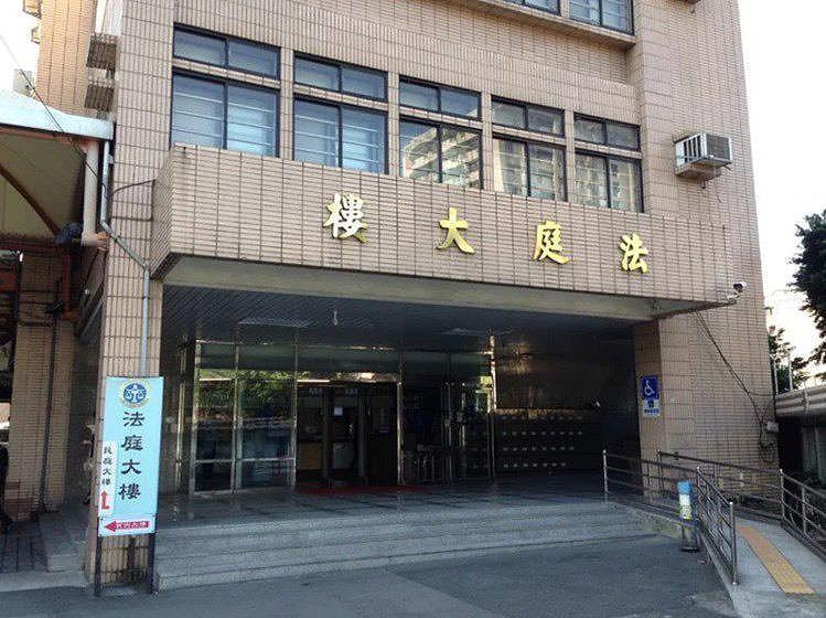 方姓男老师诱使五名学生签订「绝对服从合约」，只要成绩不及格就须接受性骚扰惩罚，被新北地院依违反儿少法等罪重处有期徒刑12年。(本报数据照片)