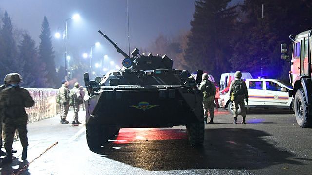 装甲车被部署到阿拉木图街头。