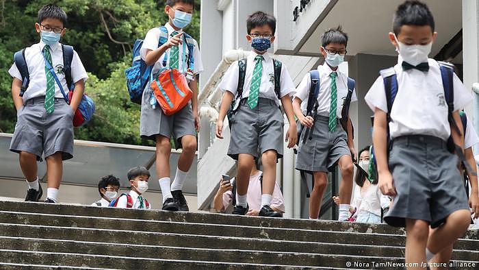 Hongkong | Schüler auf dem Weg zum Unterricht