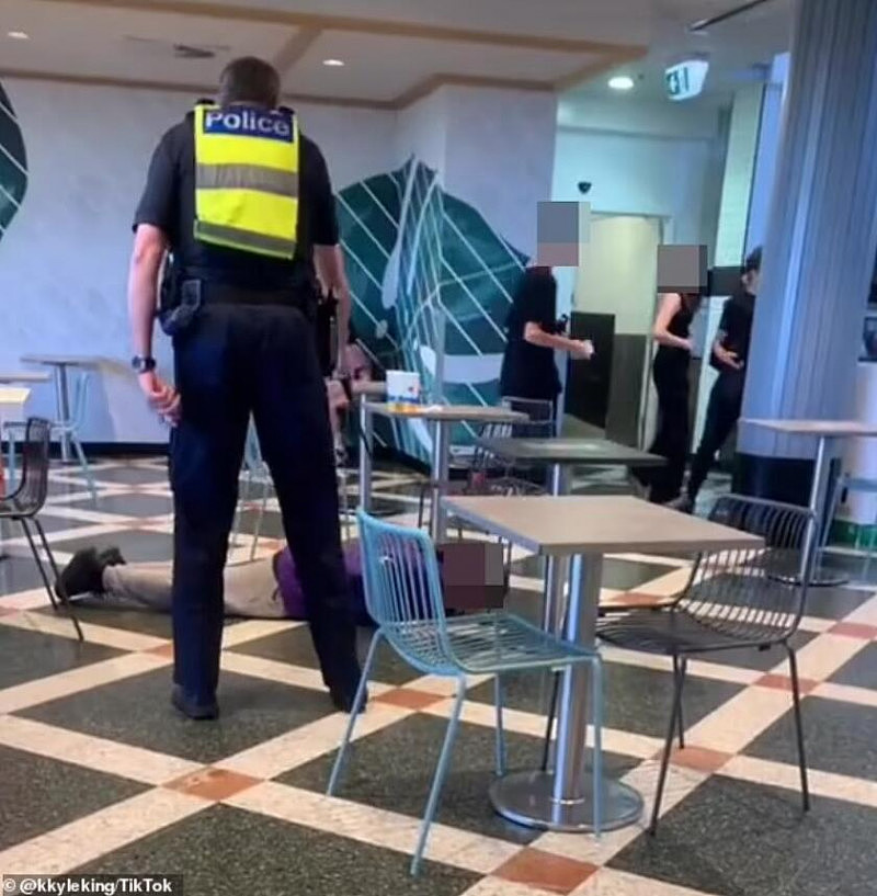 澳商场逮捕一幕引发关注，网友：这个警员一直喊，是害怕吗？（视频/图） - 3