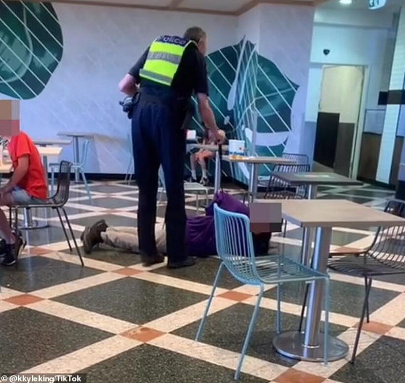 澳商场逮捕一幕引发关注，网友：这个警员一直喊，是害怕吗？（视频/图） - 4