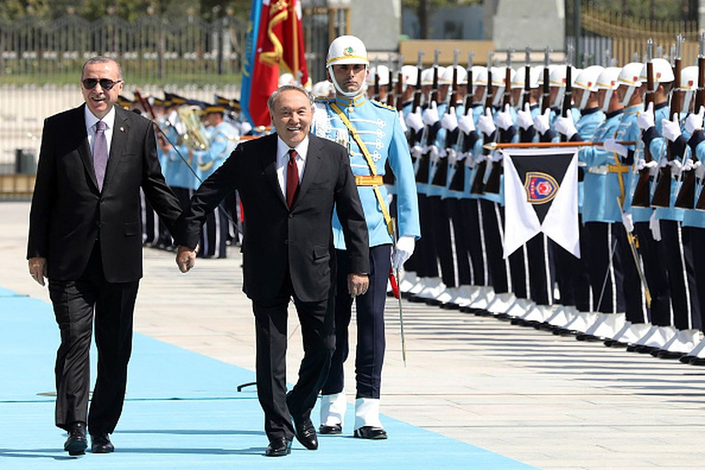 骚乱中，纳扎尔巴耶夫的雕像被捣毁。图为2018年9月土耳其总统埃尔多安（左）为到访的时任哈萨克斯坦总统纳扎尔巴耶夫（右）举行欢迎仪式。（Getty Images）