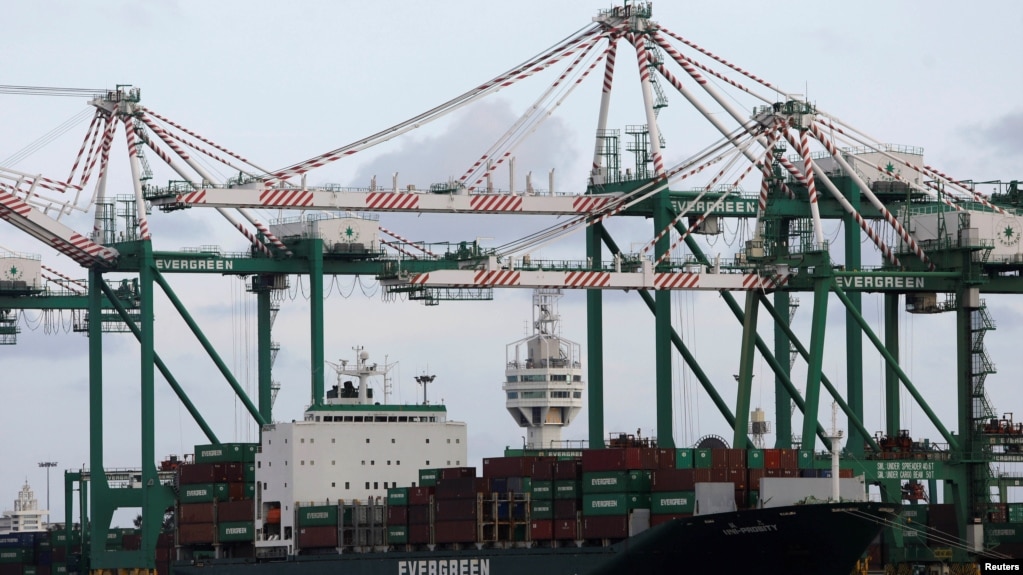 资料照片：台湾高雄港口装有集装箱的船只。