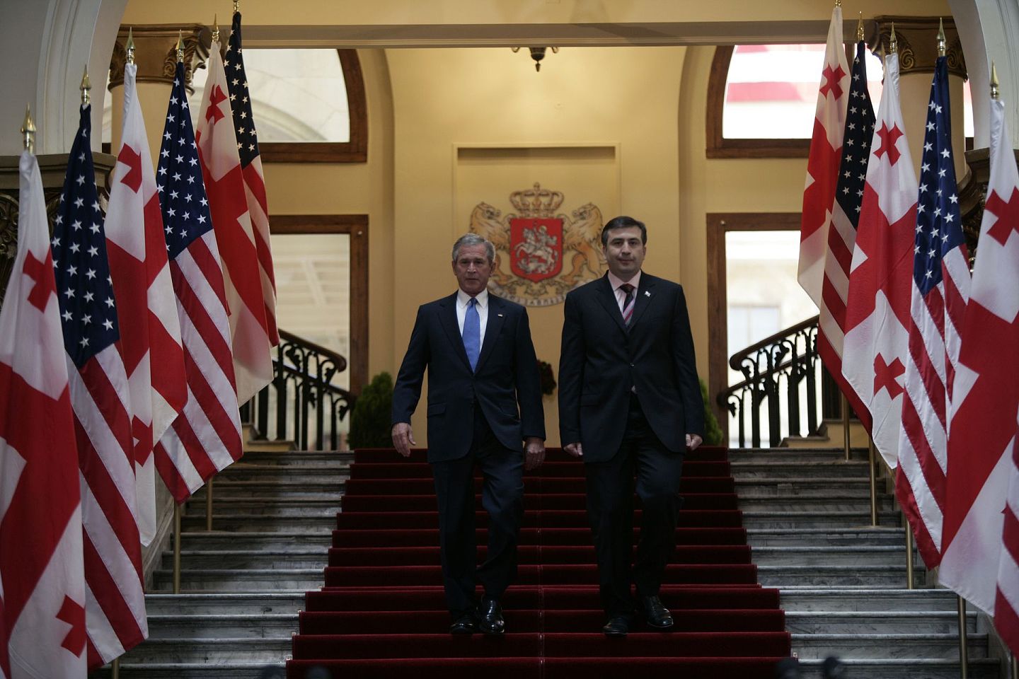 格鲁吉亚在2003年“玫瑰革命”后倒向西方，美国时任总统小布什（左）2005年访问格鲁吉亚，与萨卡什维利（Mikheil Saakashvili）会面，是首名访问格鲁吉亚的美国总统。（Getty）