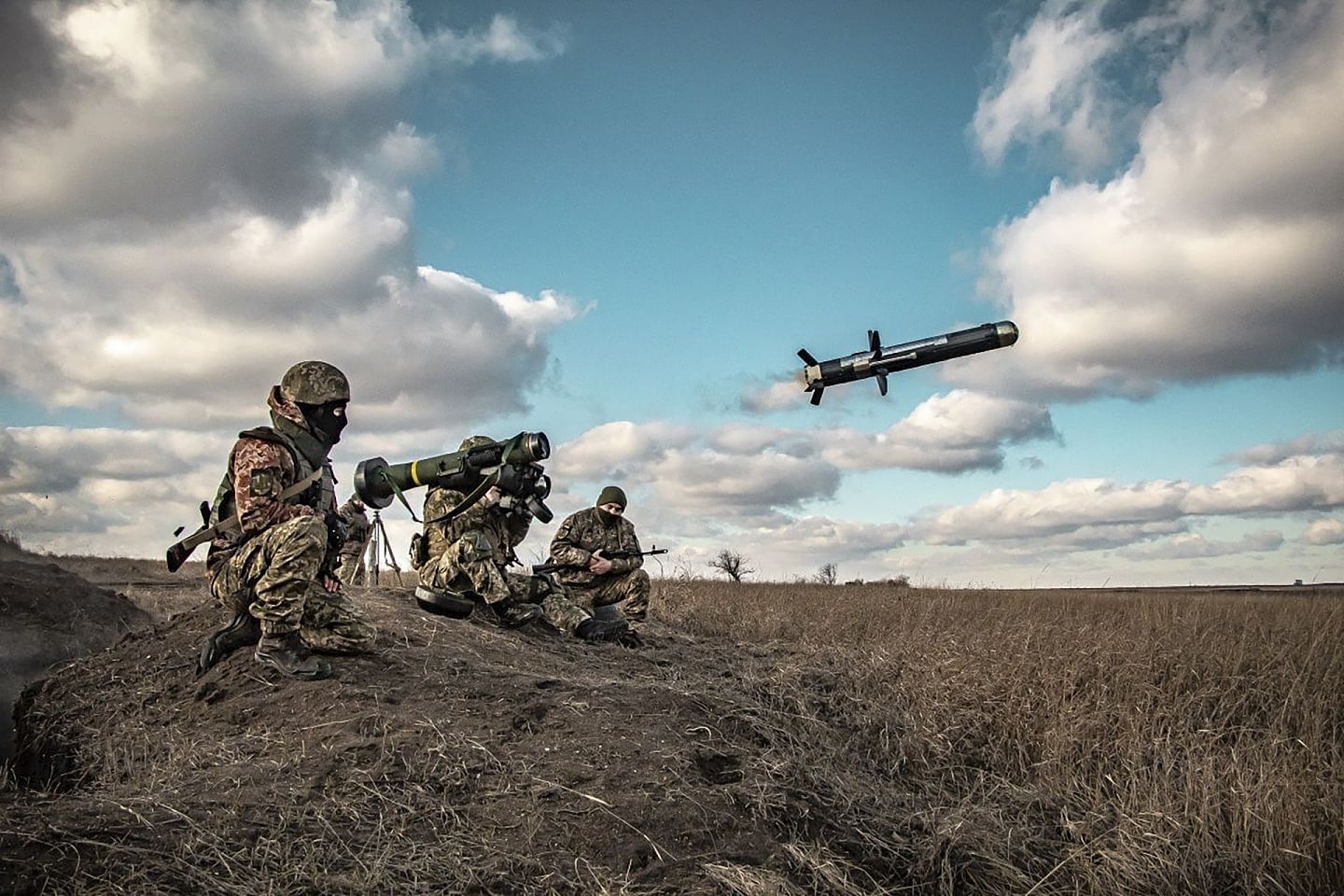乌克兰军人2021年12月23日于顿涅茨克以美制“标枪”便携式反坦克导弹进行演习。（AP）